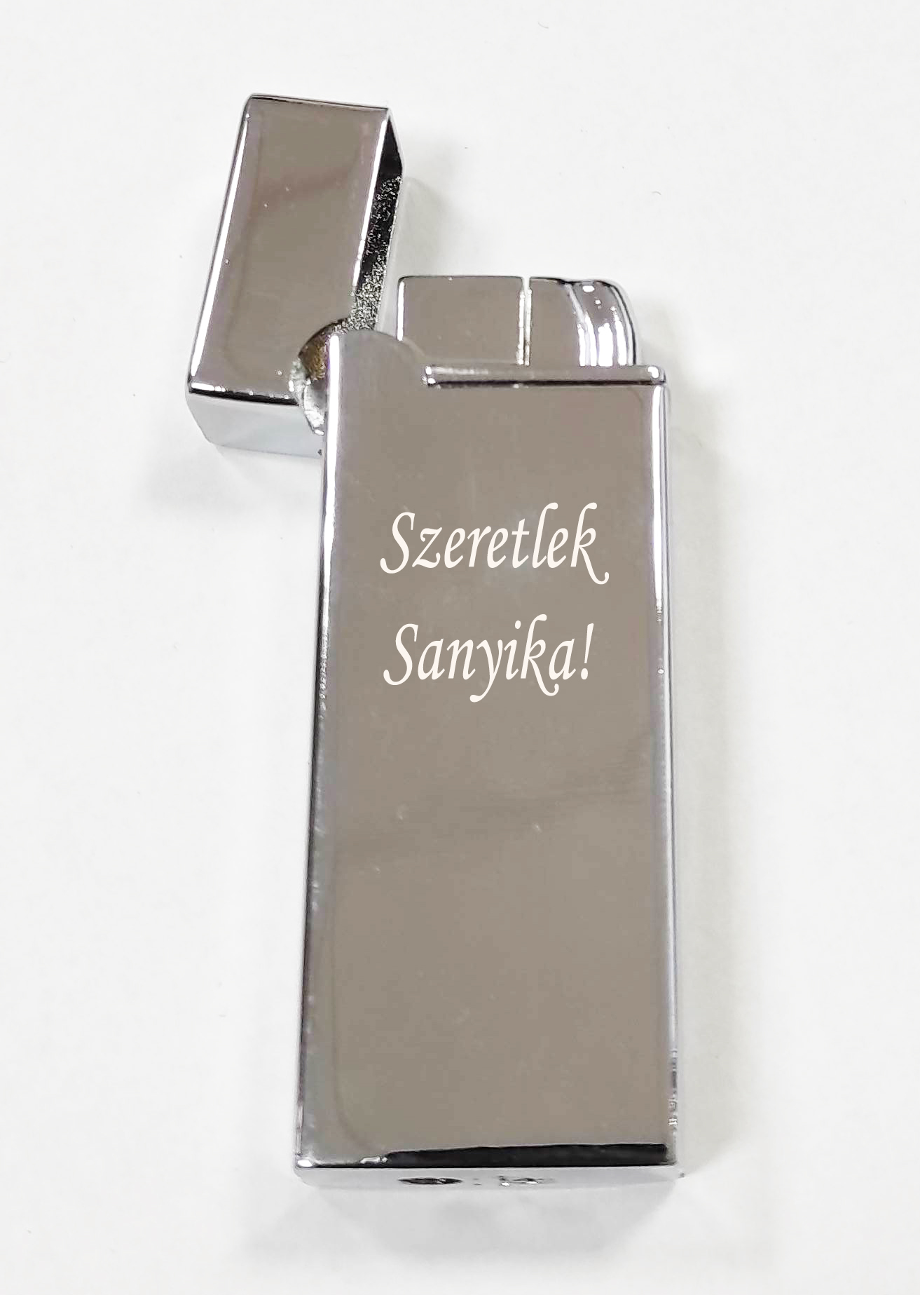 Gravírozott öngyújtó gázzal tölthető